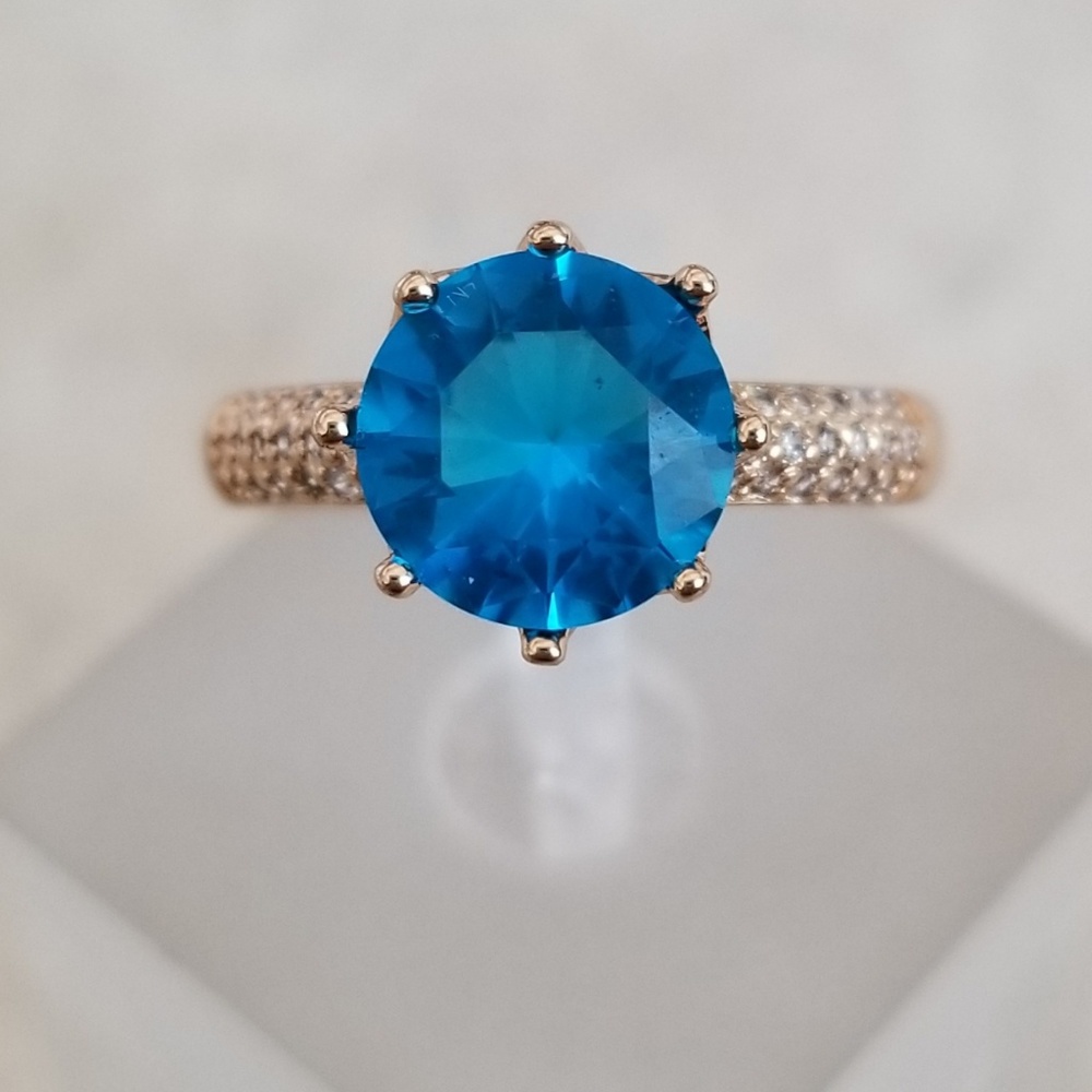 Crown Setting Blue Solitaire - Picture 4 of 8